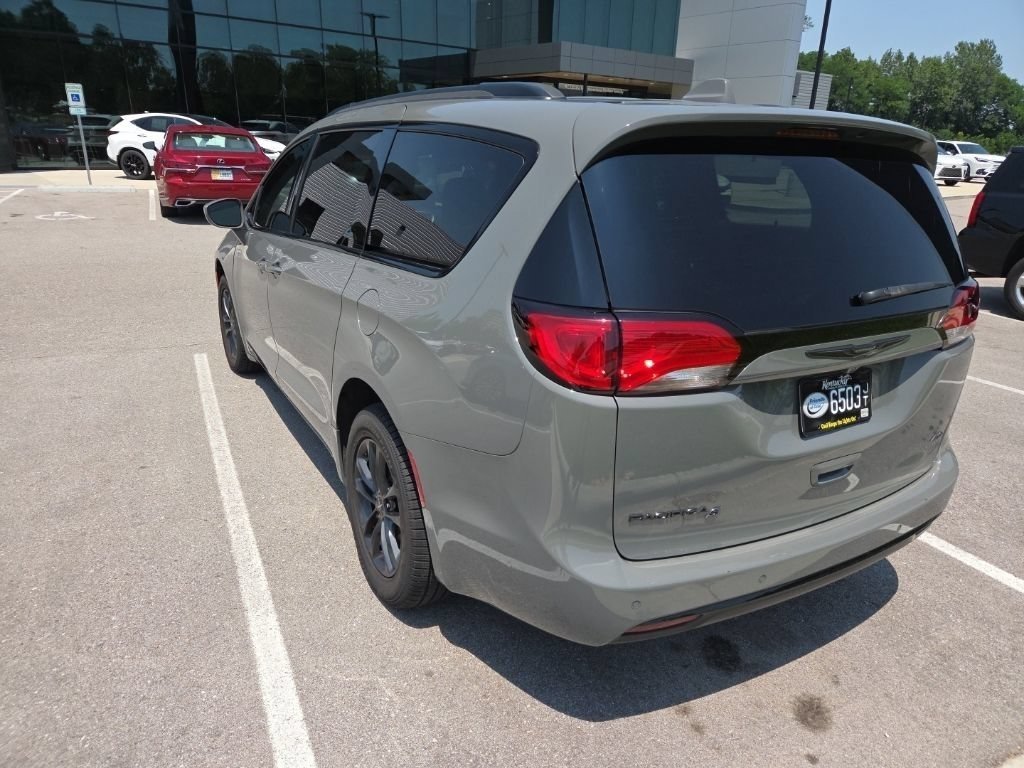 Used 2020 Ceramic Gray Clearcoat Chrysler Launch Edition image 6