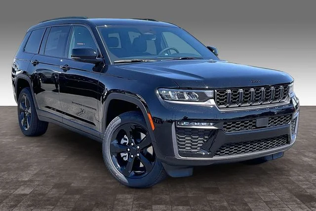 New 2026 Diamond Black Crystal Pearl-Coat Exterior Paint Jeep Limited image 2