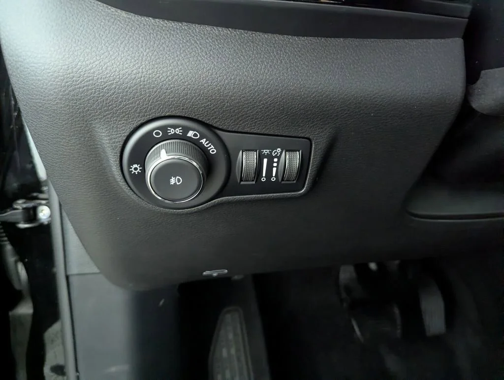 New 2026 Diamond Black Crystal Pearl-Coat Exterior Paint Jeep Latitude Altitude image 25