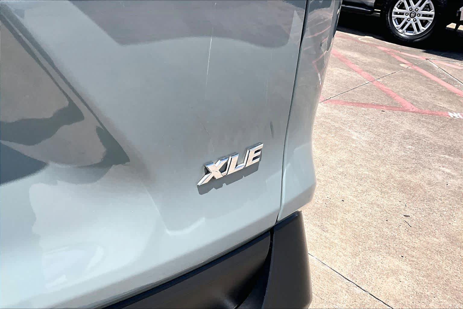 Used 2020 Lunar Rock Toyota XLE Premium image 10
