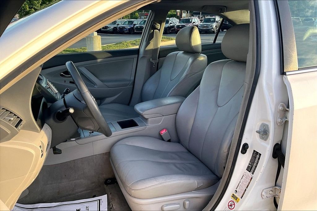 Used 2007 White Toyota Base image 23