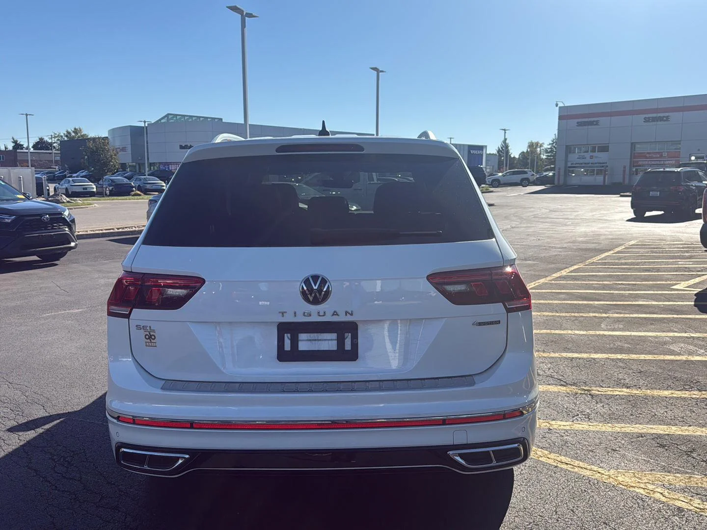 Used 2022 Oryx White Pearl Volkswagen SEL R-Line image 4