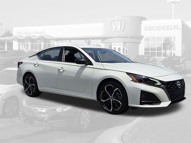 2025 Nissan Altima SR - Photo 7