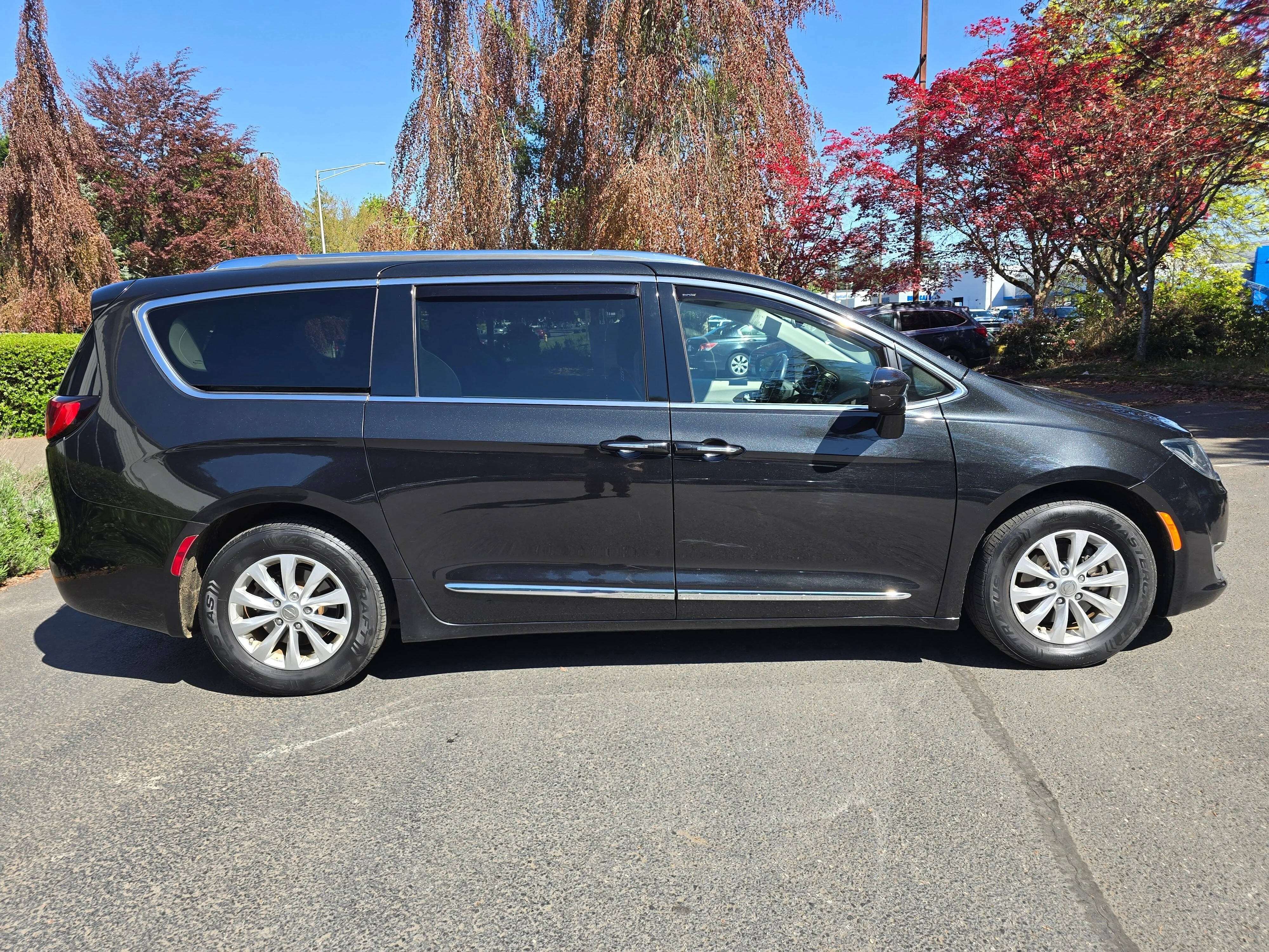 Used 2018 Brilliant Black Crystal Pearlcoat Chrysler Touring L image 3