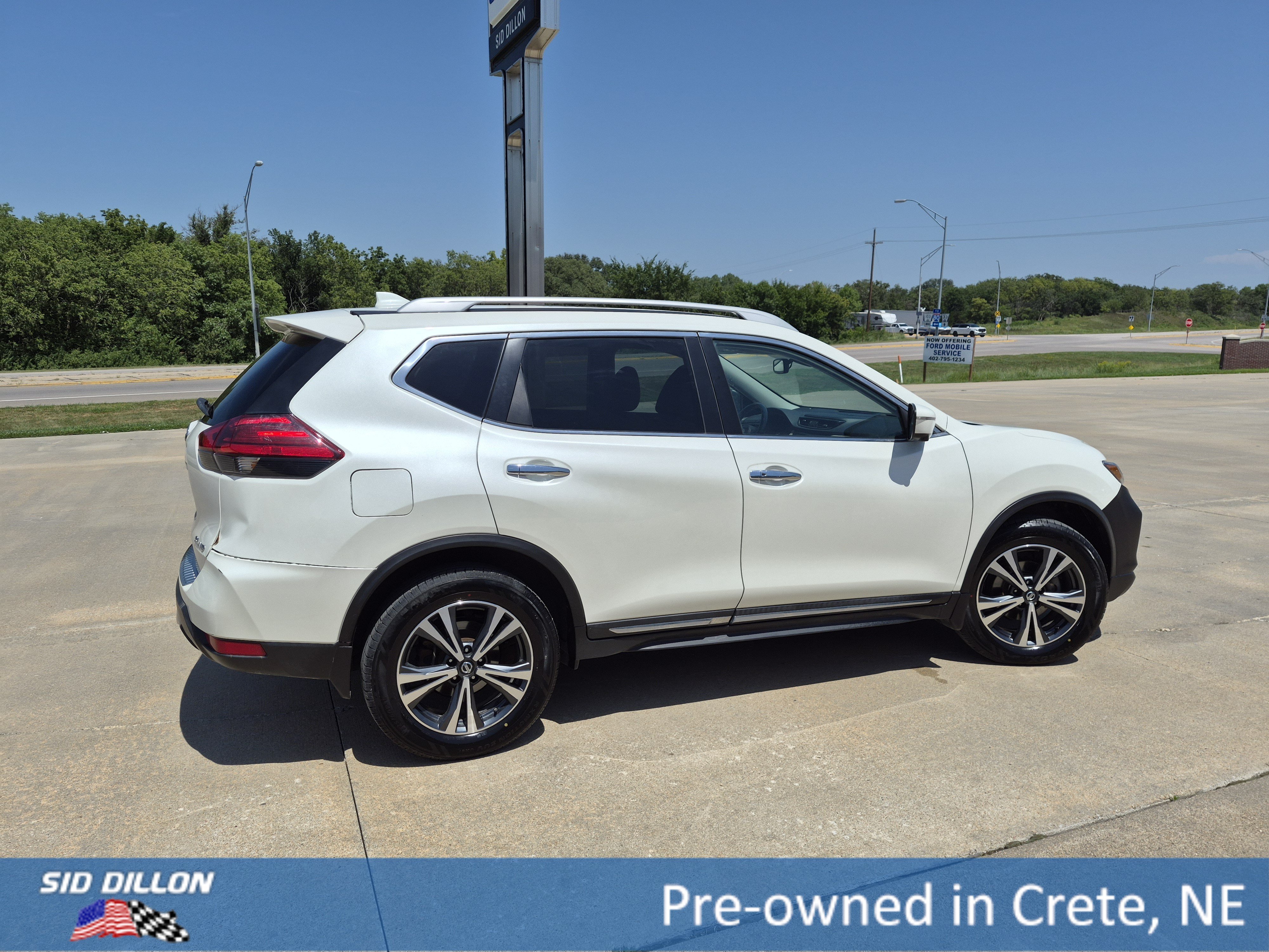 Used 2017 Pearl White Nissan SL image 12