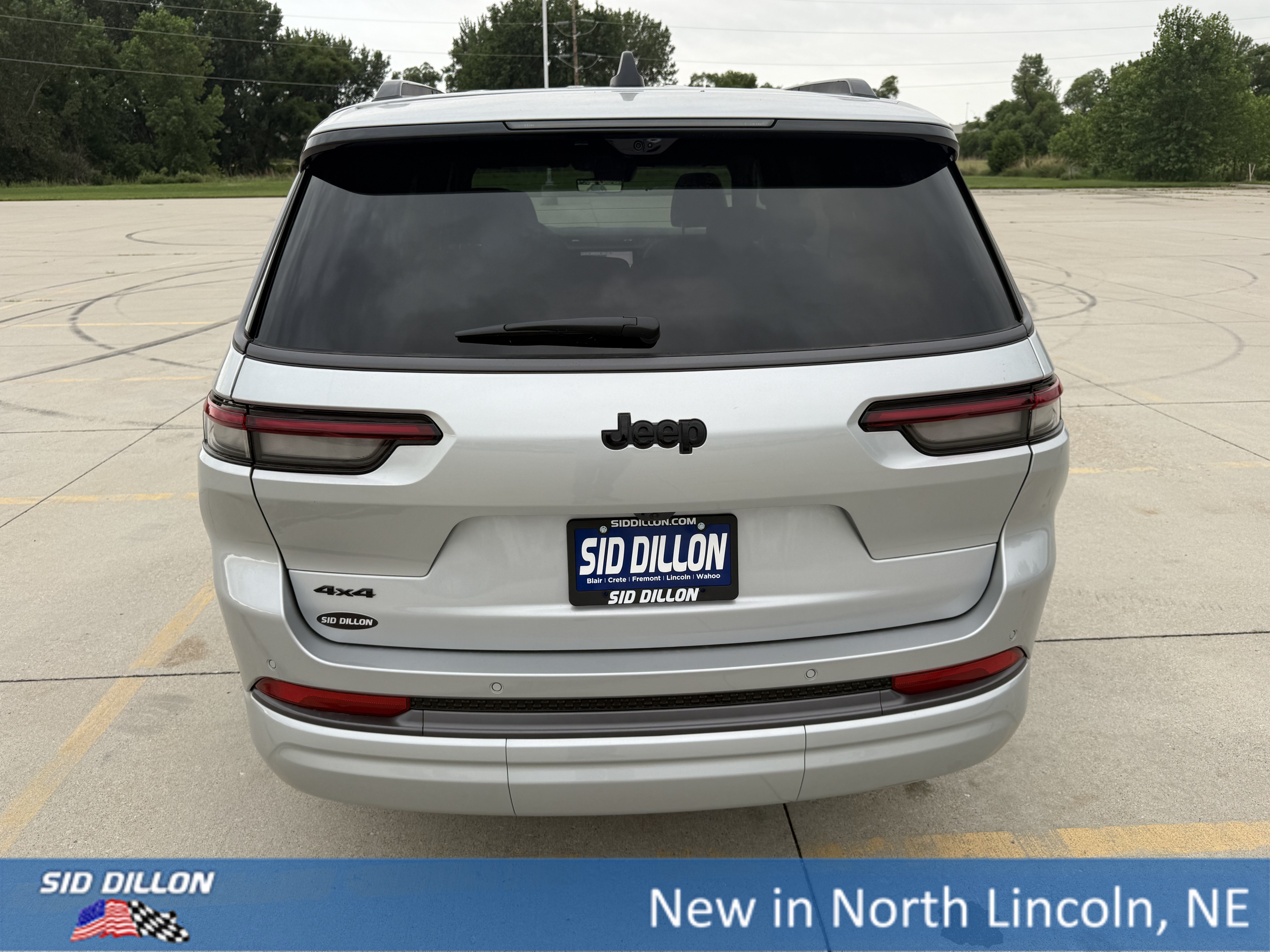 New 2026 Silver Zynith Exterior Paint Jeep Limited Reserve image 4