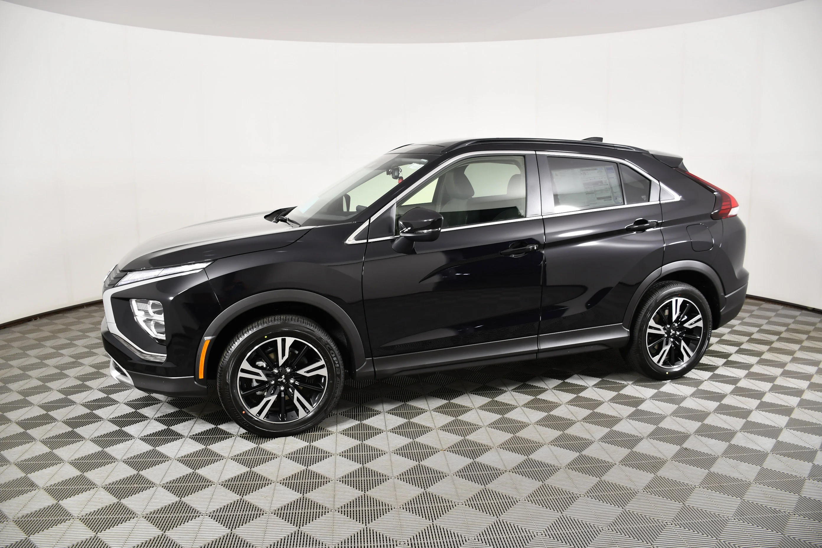 New 2026 Labrador Black Pearl Mitsubishi SE image 9