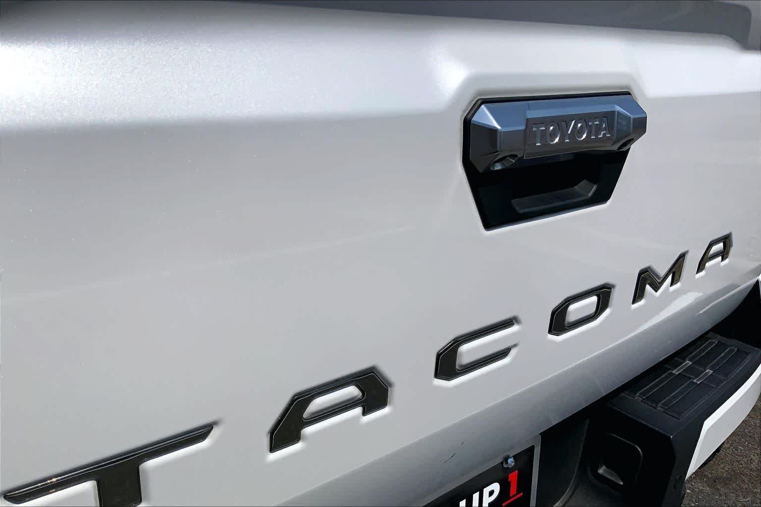 Used 2025 Wind Chill Pearl Toyota Limited image 28