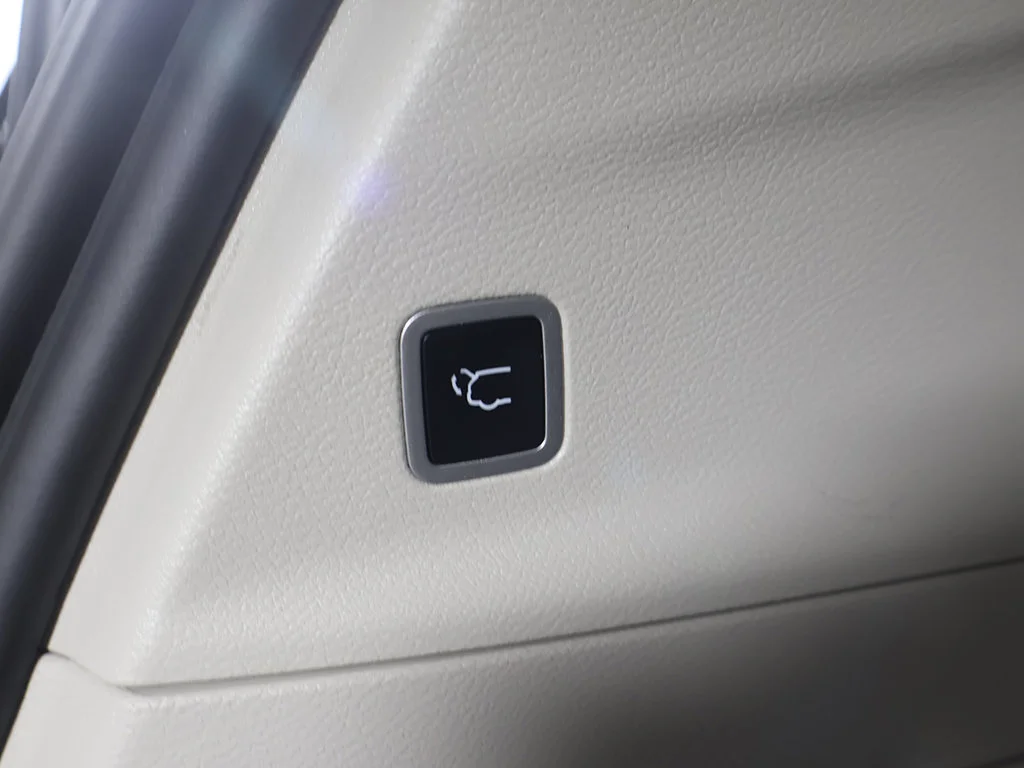 Used 2024 Silver Mist Clearcoat Chrysler Touring L image 23
