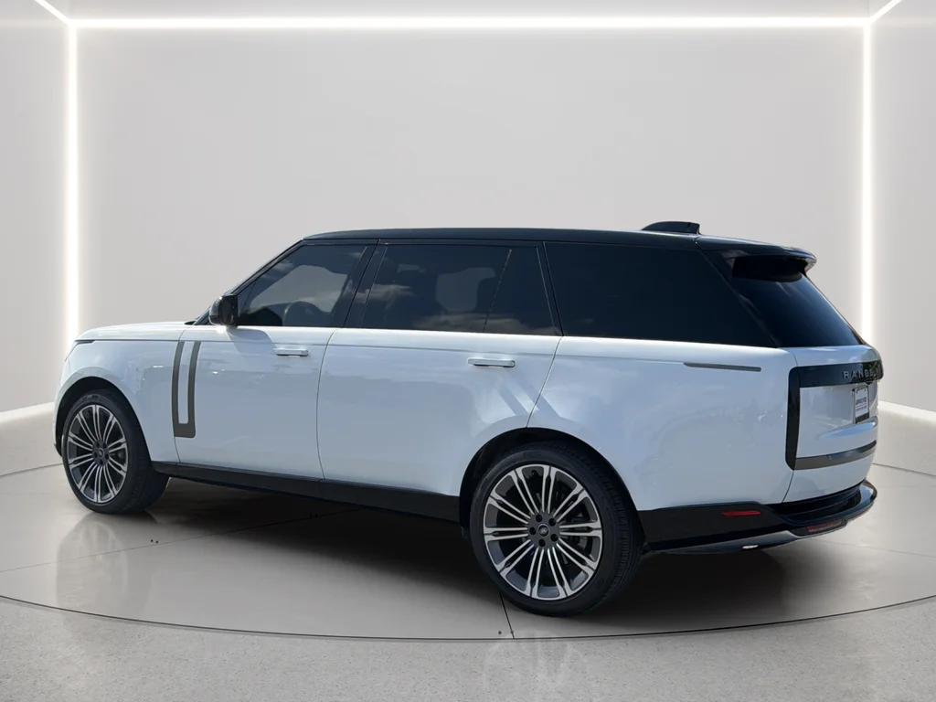 Used 2025 White Land Rover SE image 14