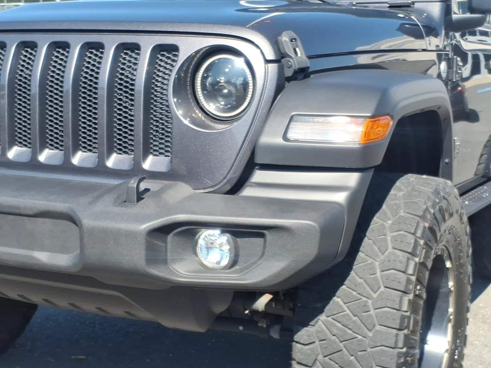 Used 2018 Granite Crystal Metallic Clearcoat Jeep Sport S image 15