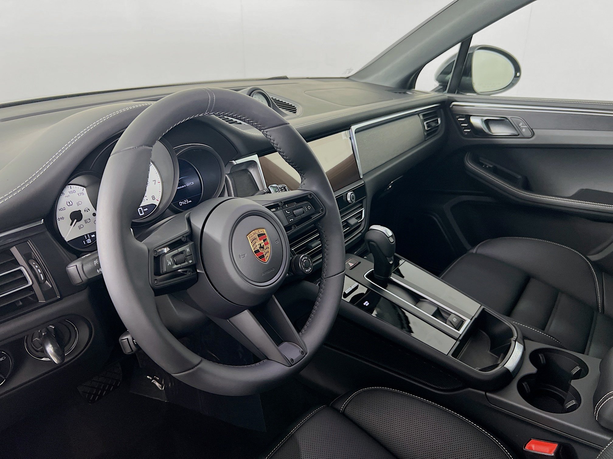 2026 Porsche Macan GTS photo 4