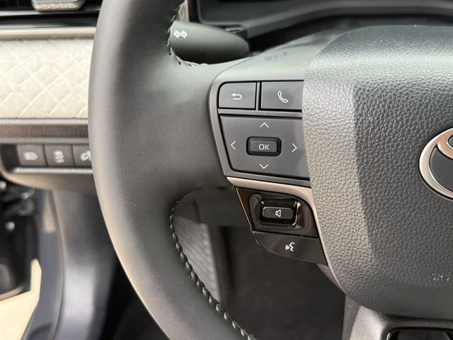 Used 2025  Toyota XLE image 16