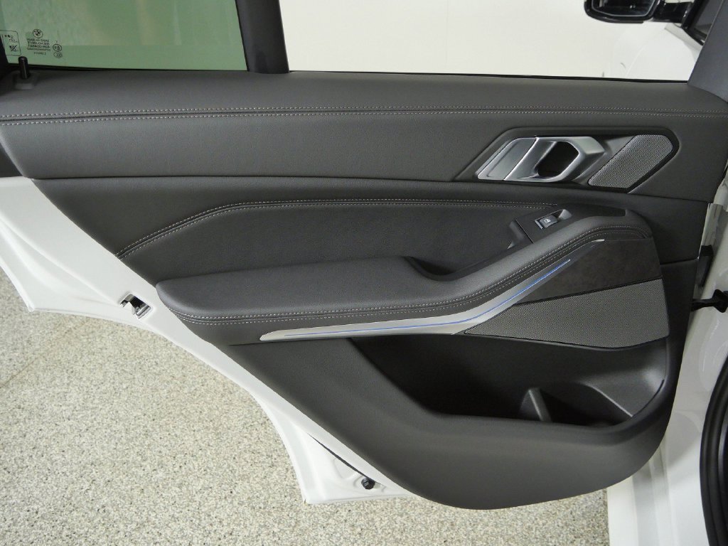 New 2026 Mineral White Metallic BMW xDrive50e image 31