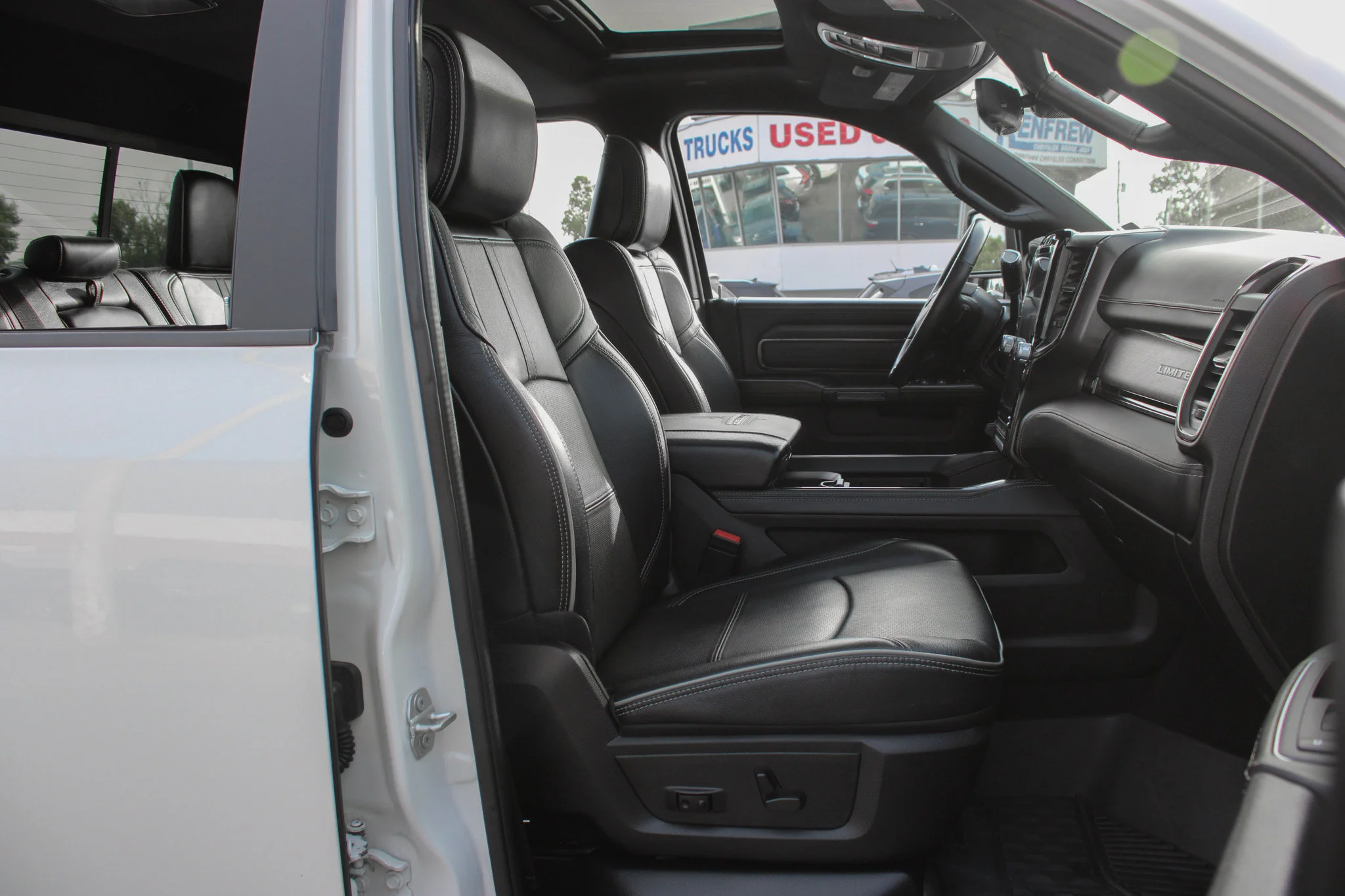 Used 2024 White RAM Limited* Night Edition 4x4 | 6.7L Cummins | Heated & Ventilated Seats | Sunroof | 5th Wheel Prep image 22