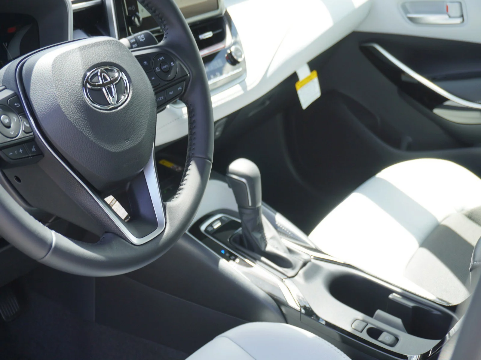 New 2026 Wind Chill Pearl/Midnight Black Metallic Toyota XSE image 20