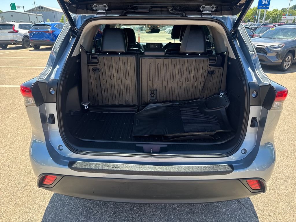 Used 2022 Gray Toyota XLE image 9