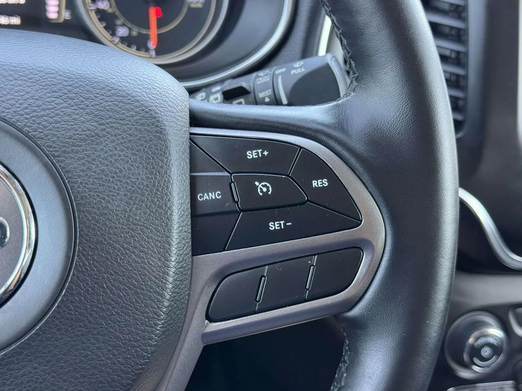 Used 2020 Gray Jeep Latitude Plus image 23