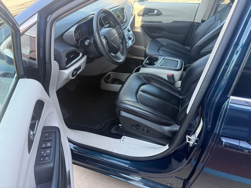 Used 2023 Blue Chrysler Touring L image 20