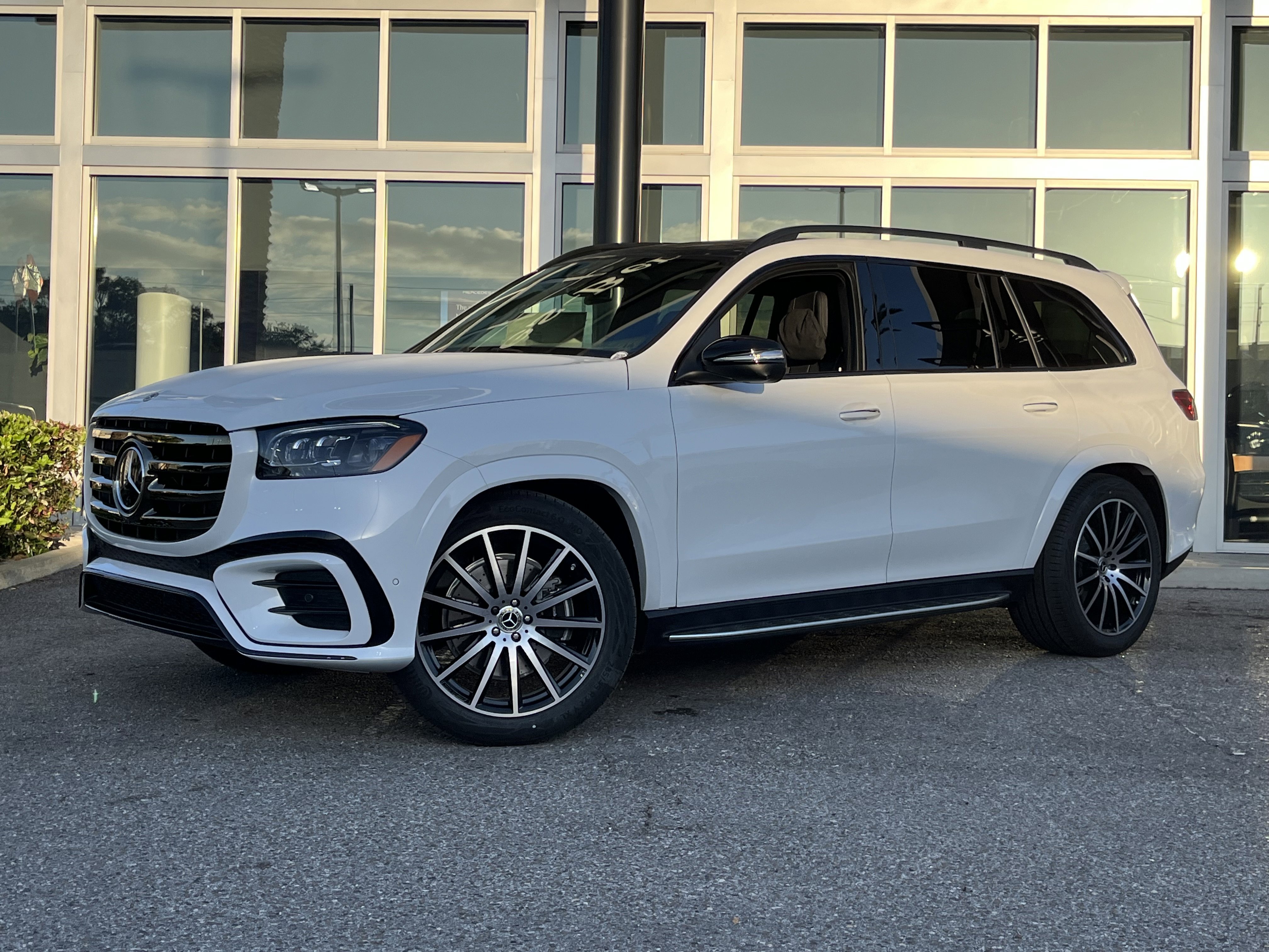 New 2026 MANUFAKTUR Moonlight White Metallic Mercedes-Benz GLS 580 image 2