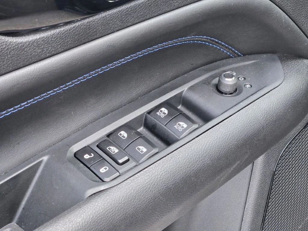 New 2026 Diamond Black Crystal Pearlcoat Jeep Latitude image 20