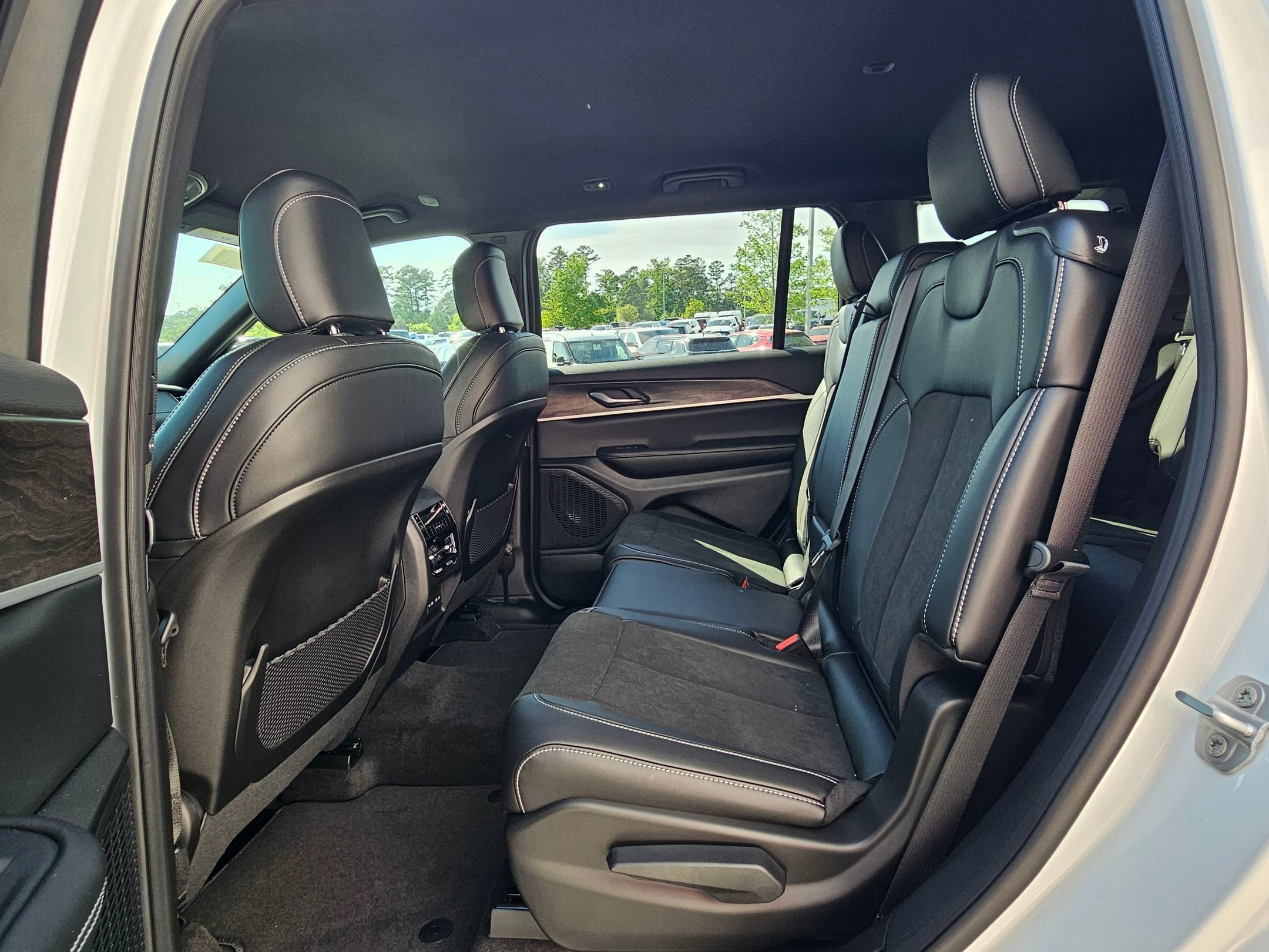 New 2026 Bright White Clear-Coat Exterior Paint Jeep Laredo Altitude image 23