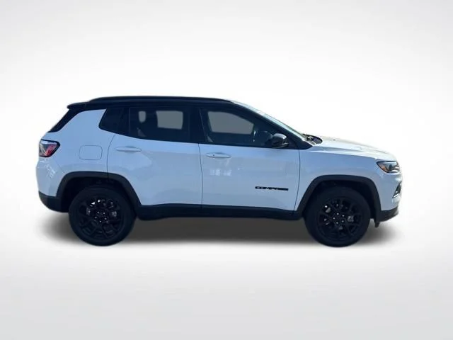 Used 2022 White Jeep Latitude image 6