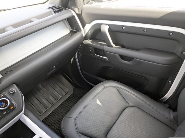 Used 2025  Land Rover X-Dynamic SE image 17