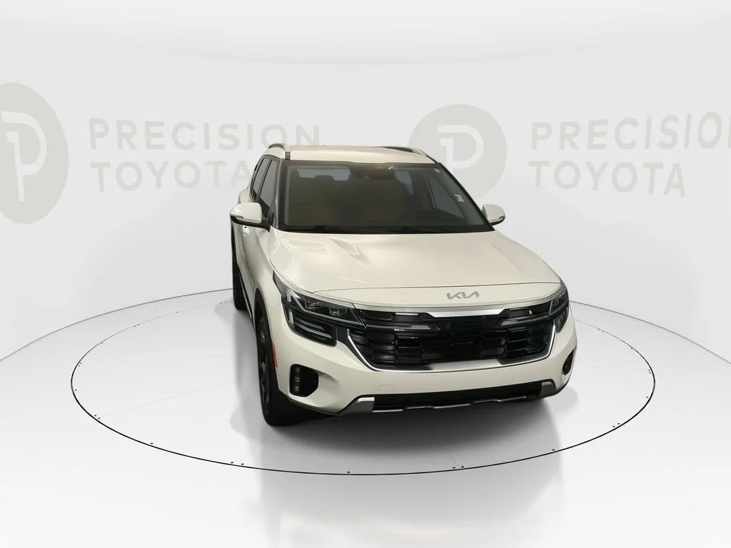 Used 2024 Snow White Pearl Kia SX image 6