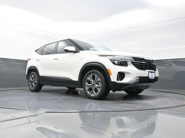 Used 2024 White Kia LX image 19