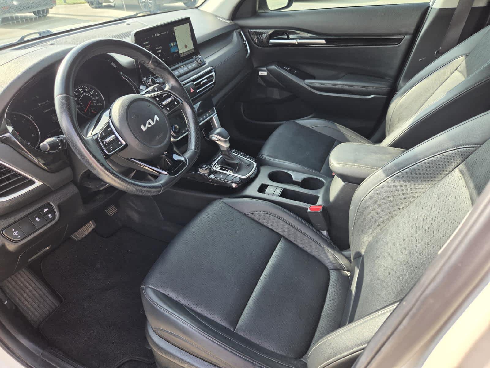 Used 2023 Snow White Pearl Kia SX image 14