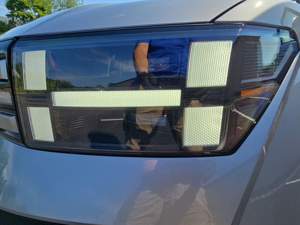 Used 2025 Silver Hyundai SEL image 33