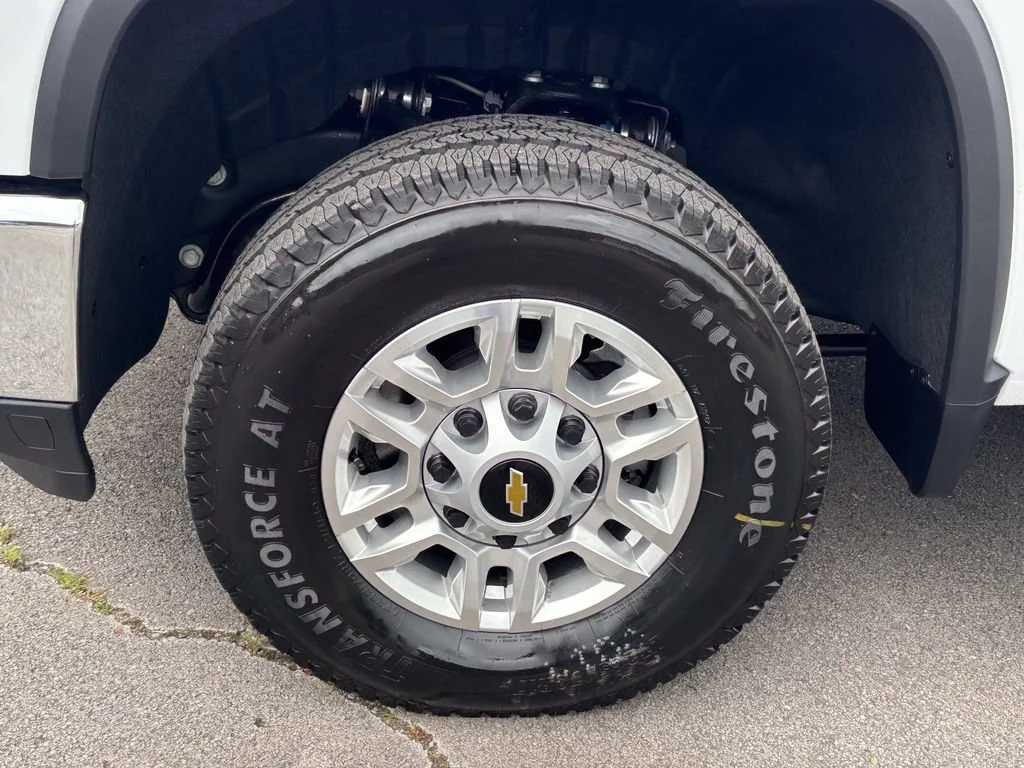 New 2026 Summit White Chevrolet WT image 9