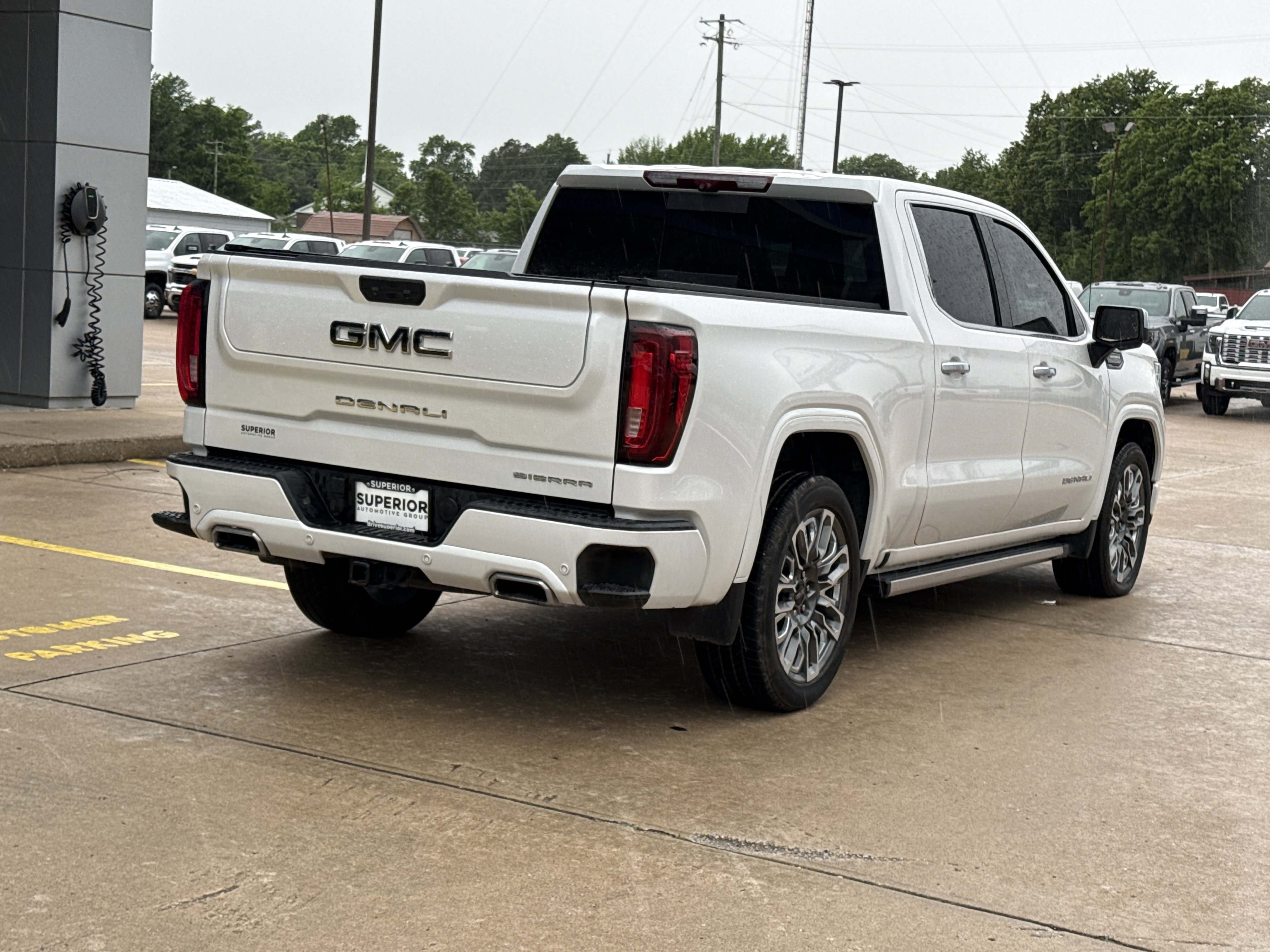 Used 2023 White Frost Tricoat GMC Denali Ultimate image 3
