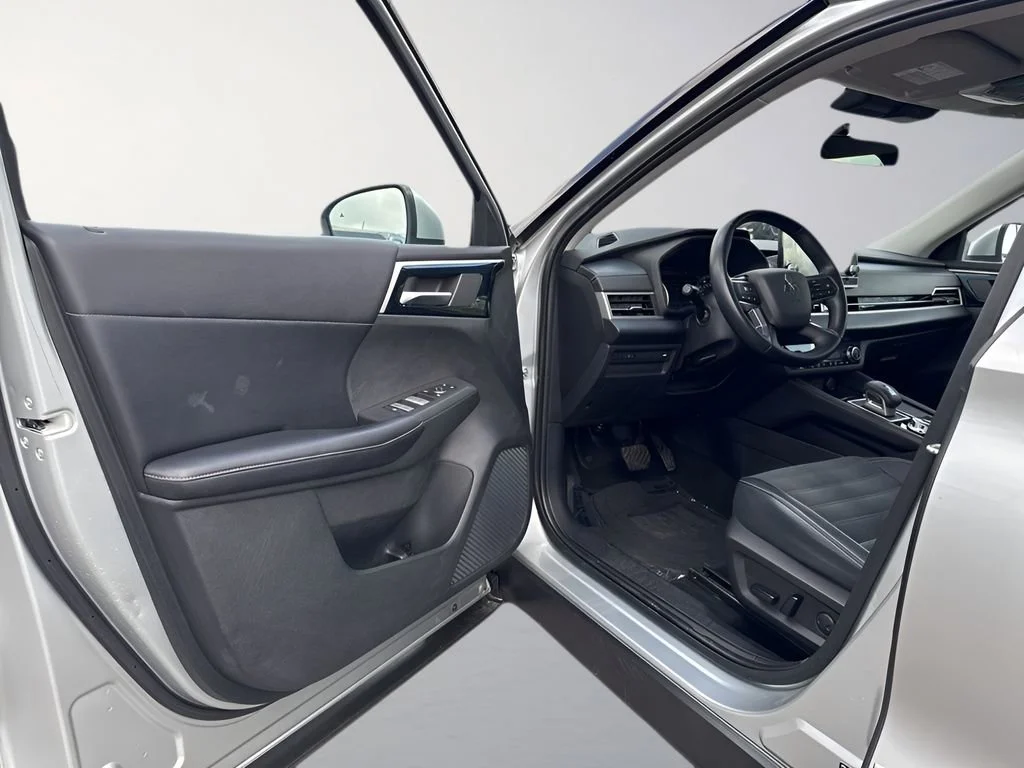 Used 2022 Silver Mitsubishi SE image 28