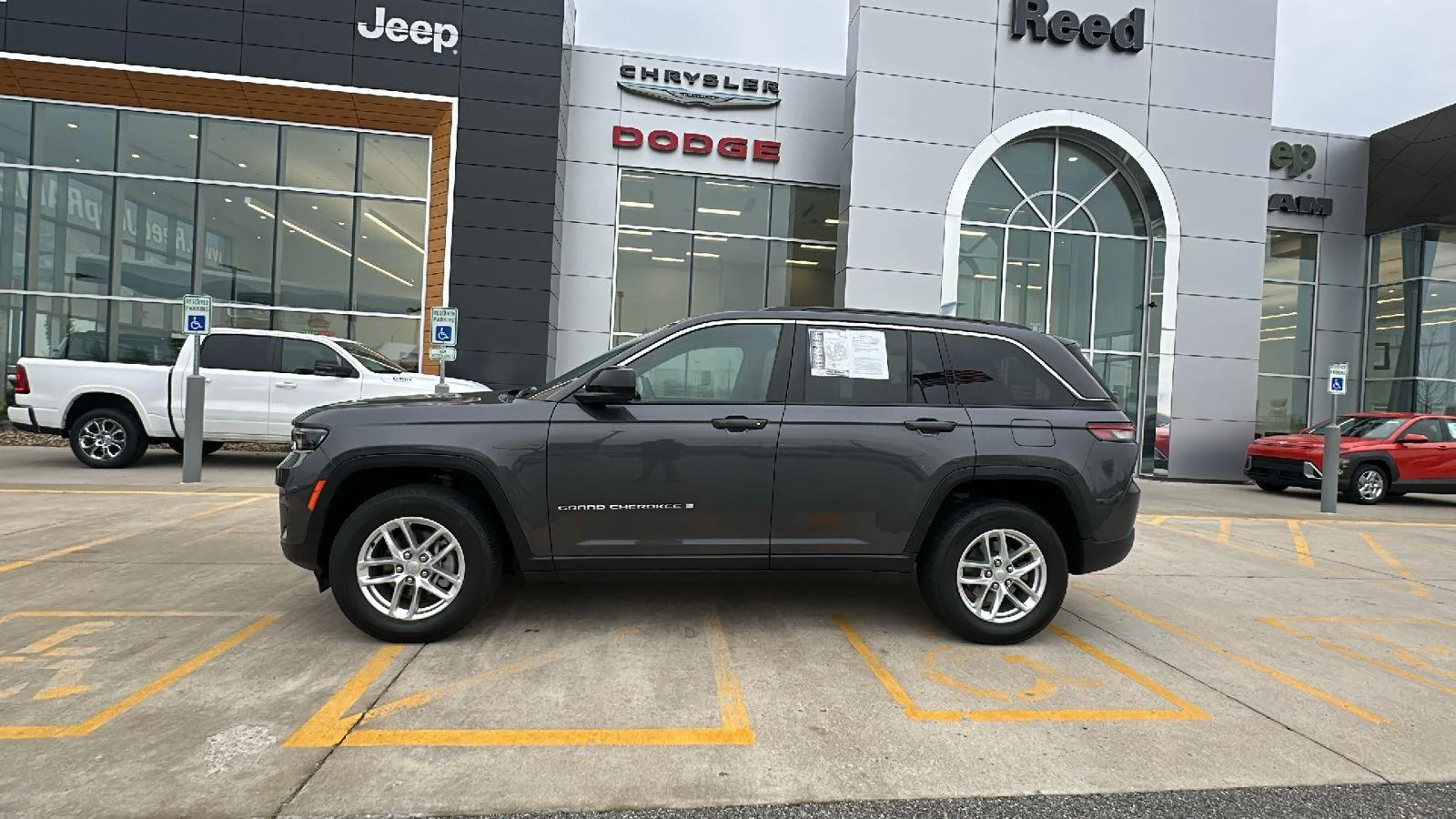 Used 2024 Jeep Grand Cherokee Laredo with VIN 1C4RJHAG4RC259522 for sale in Kansas City