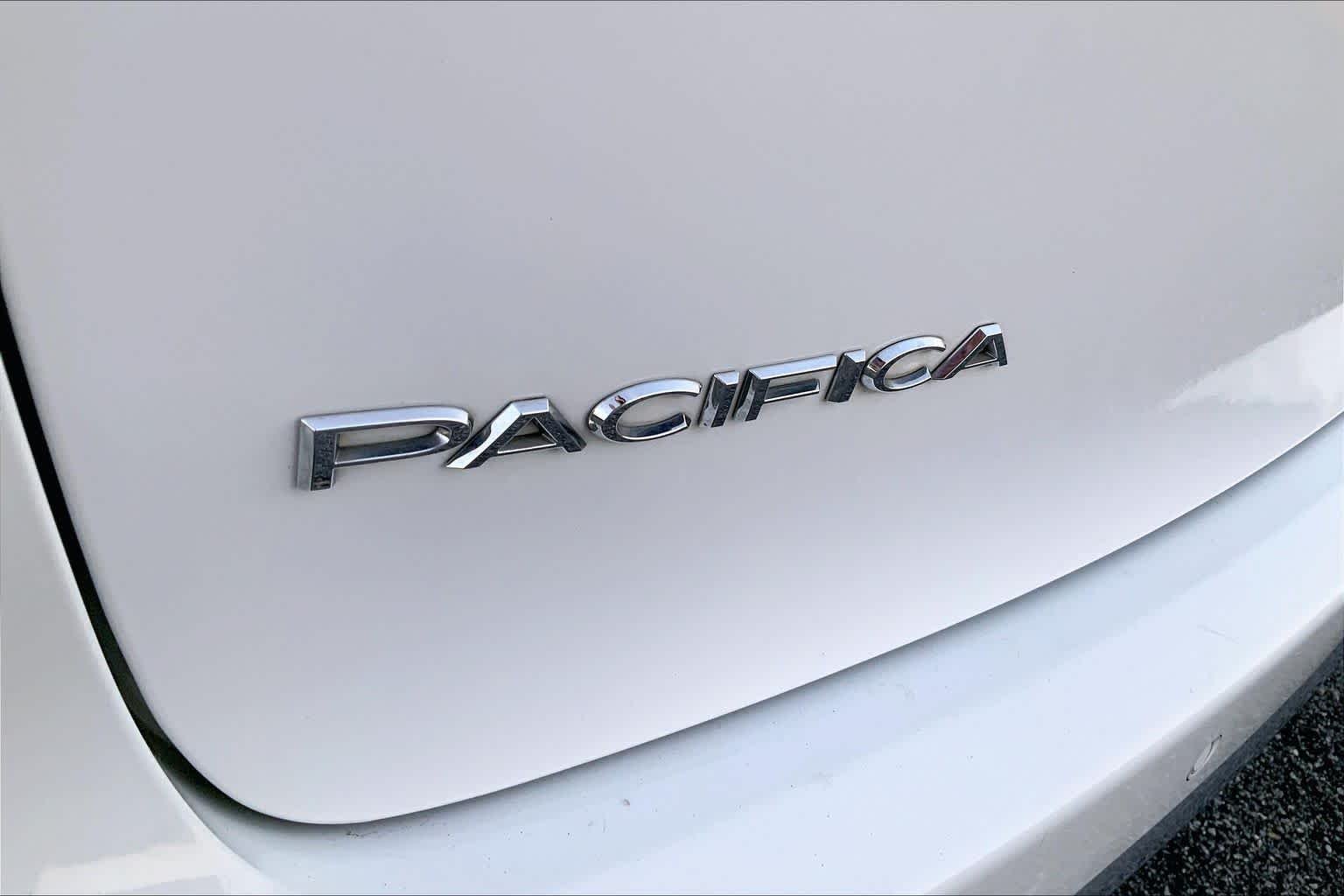 Used 2022 Bright White Clearcoat Chrysler Limited image 30