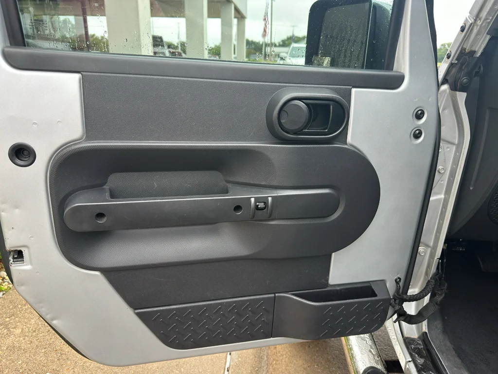 Used 2007 Bright Silver Metallic Clearcoat/Black Soft Top Jeep Sahara image 10
