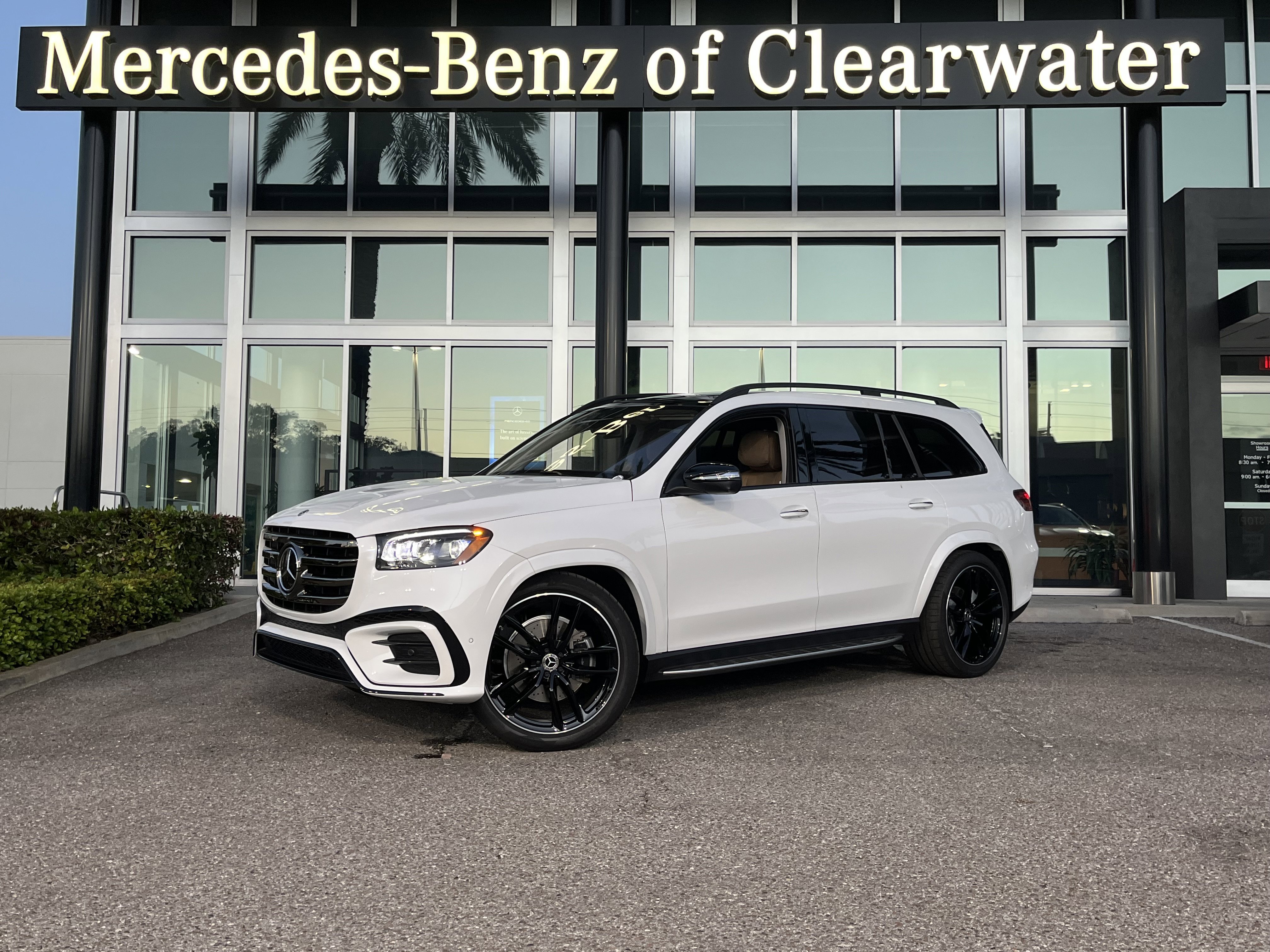 New 2026 MANUFAKTUR Moonlight White Metallic Mercedes-Benz GLS 450 image 1
