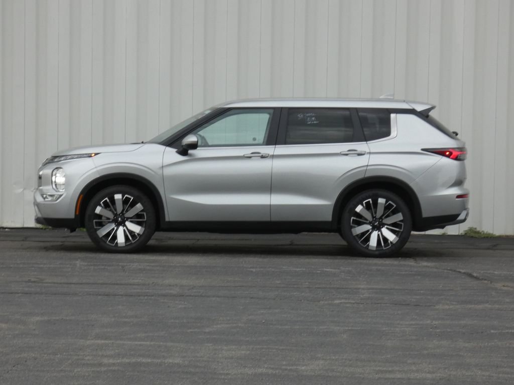 Used 2025 Silver Mitsubishi SE image 6