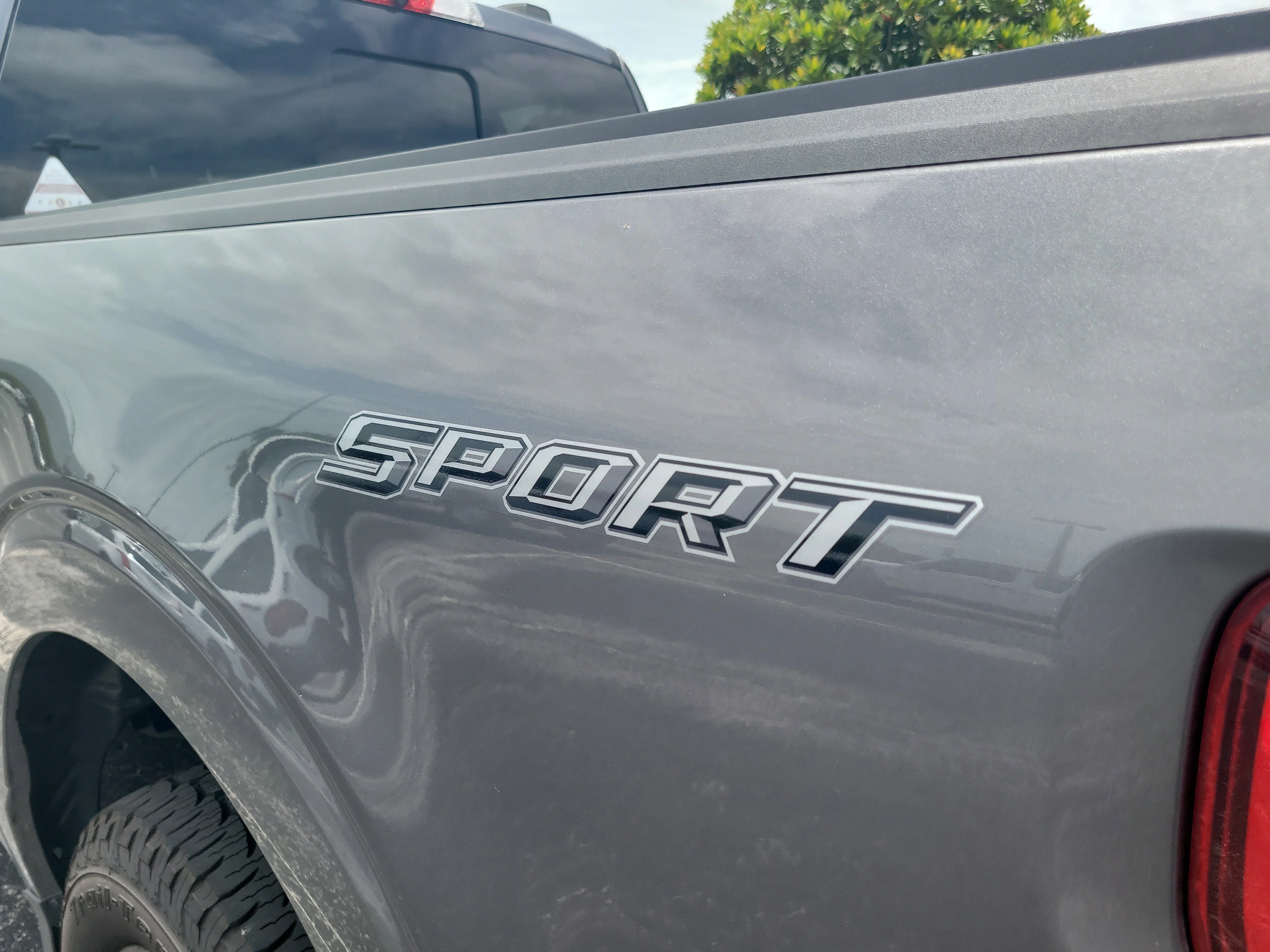 Used 2021 Gray Metallic Ford LARIAT image 9