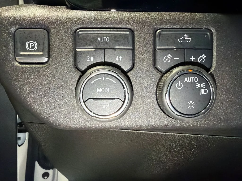 Used 2025 Summit White Chevrolet LT image 20