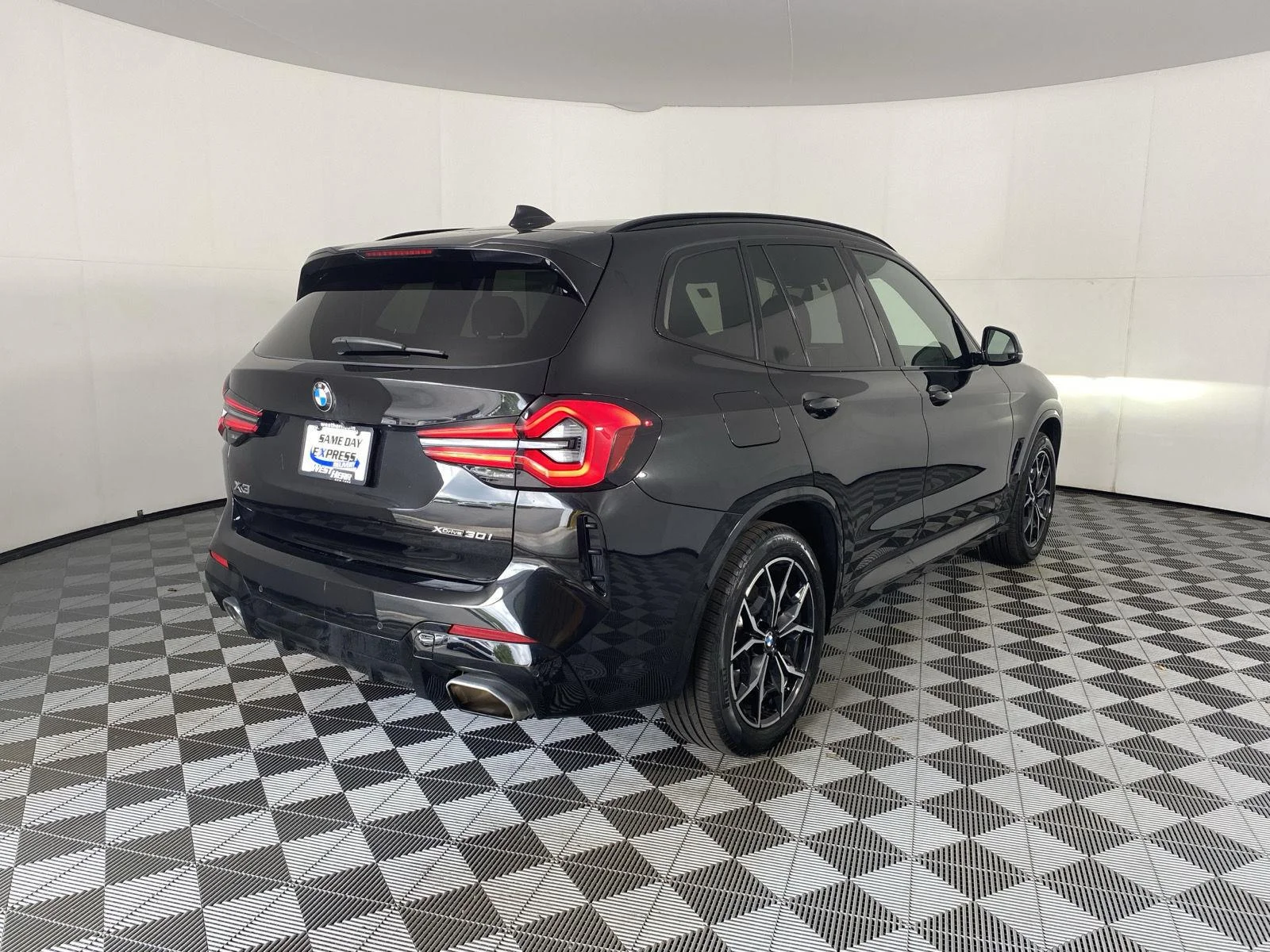 Used 2024 Black Sapphire Metallic BMW xDrive30i image 9