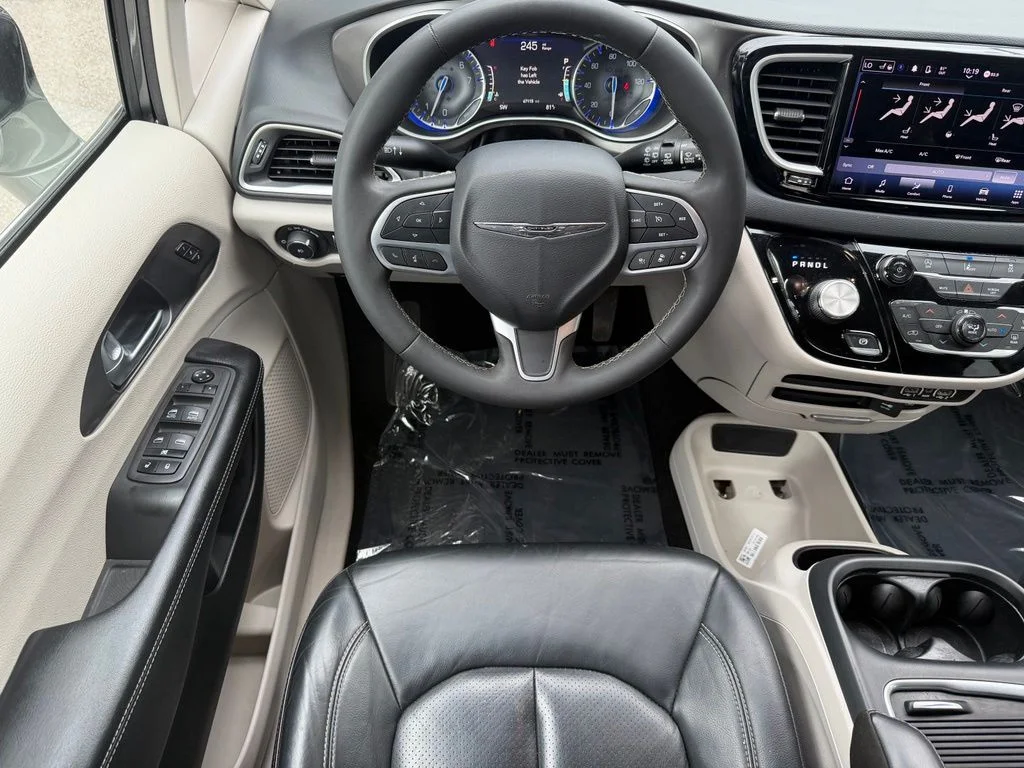 Used 2022 Crystal Metallic Chrysler Touring L image 15