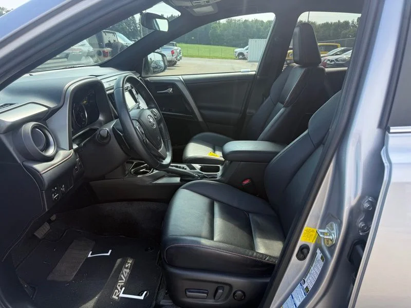 Used 2016 Silver Toyota SE image 3