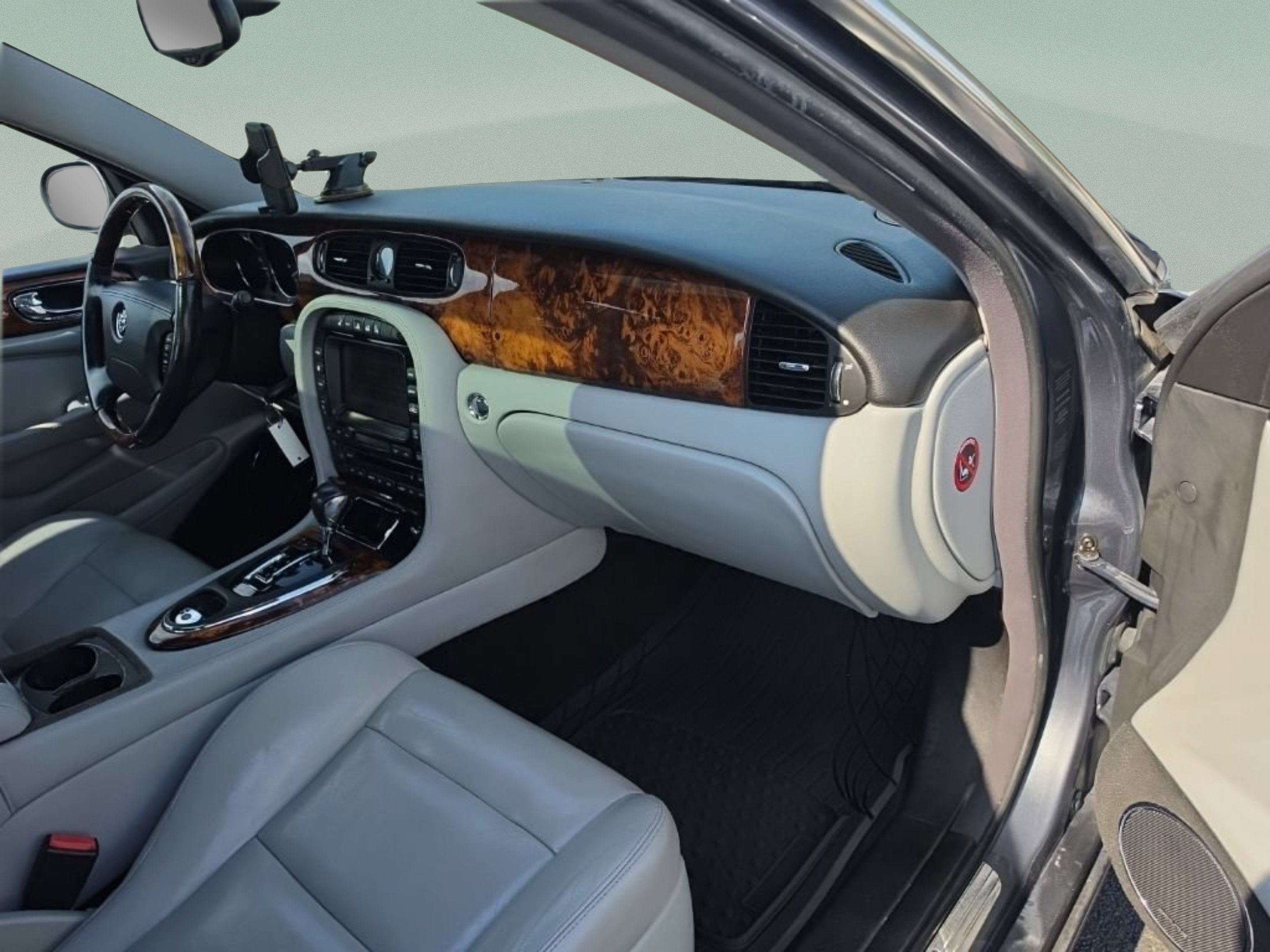 Used 2004  Jaguar XJR image 25