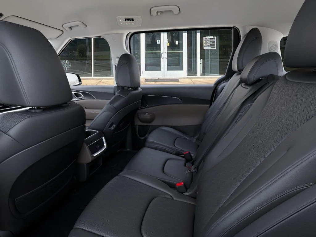 New 2027 Snow White Pearl Kia LXS image 18
