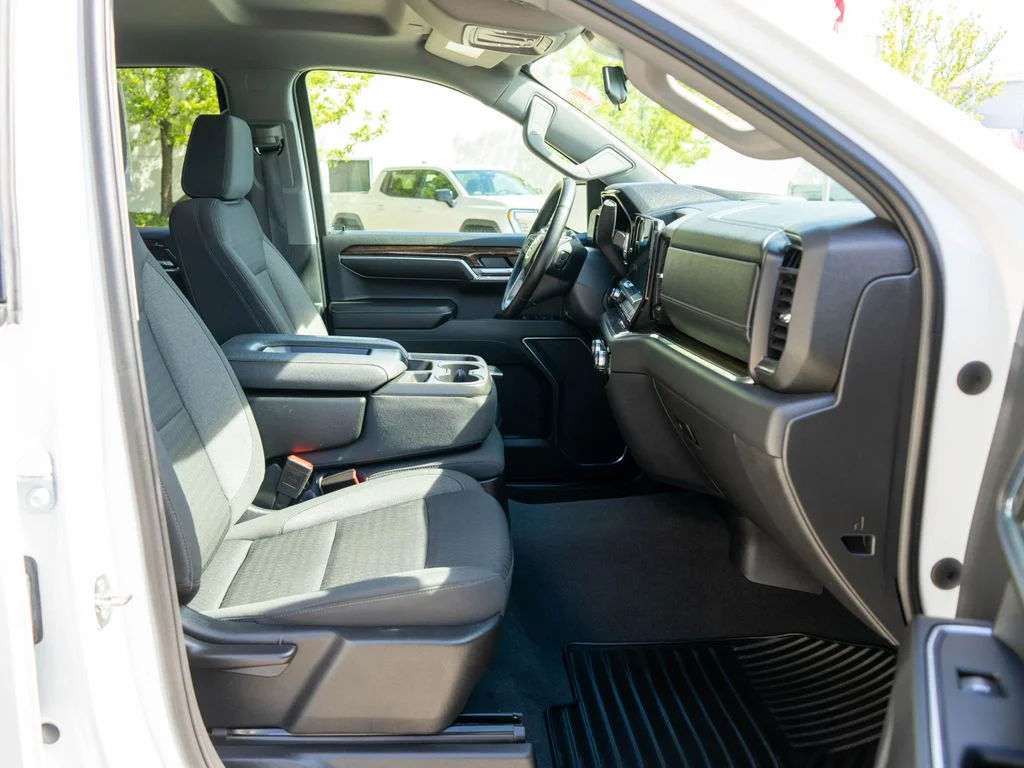 Used 2023 White GMC Elevation image 10