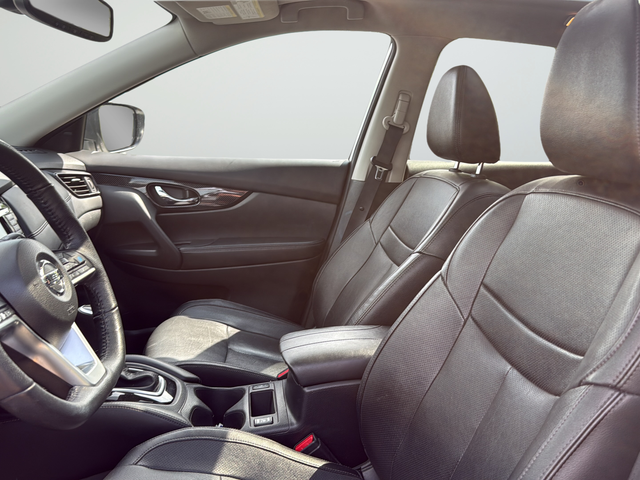 Used 2019 White Nissan SL image 10