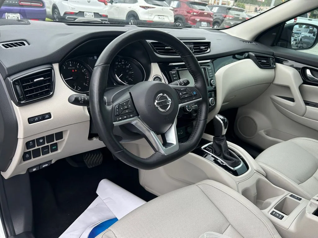 Used 2022 White Nissan SL image 35